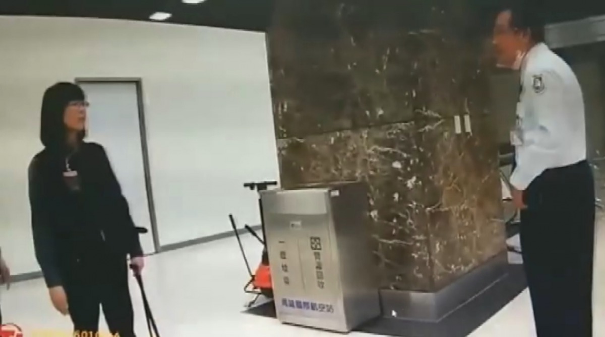 移民署陳姓科員(右)用腳踹檢疫犬，因此與機場領犬員(左)發生爭執。截自/臉書社團「有點毛毛的」