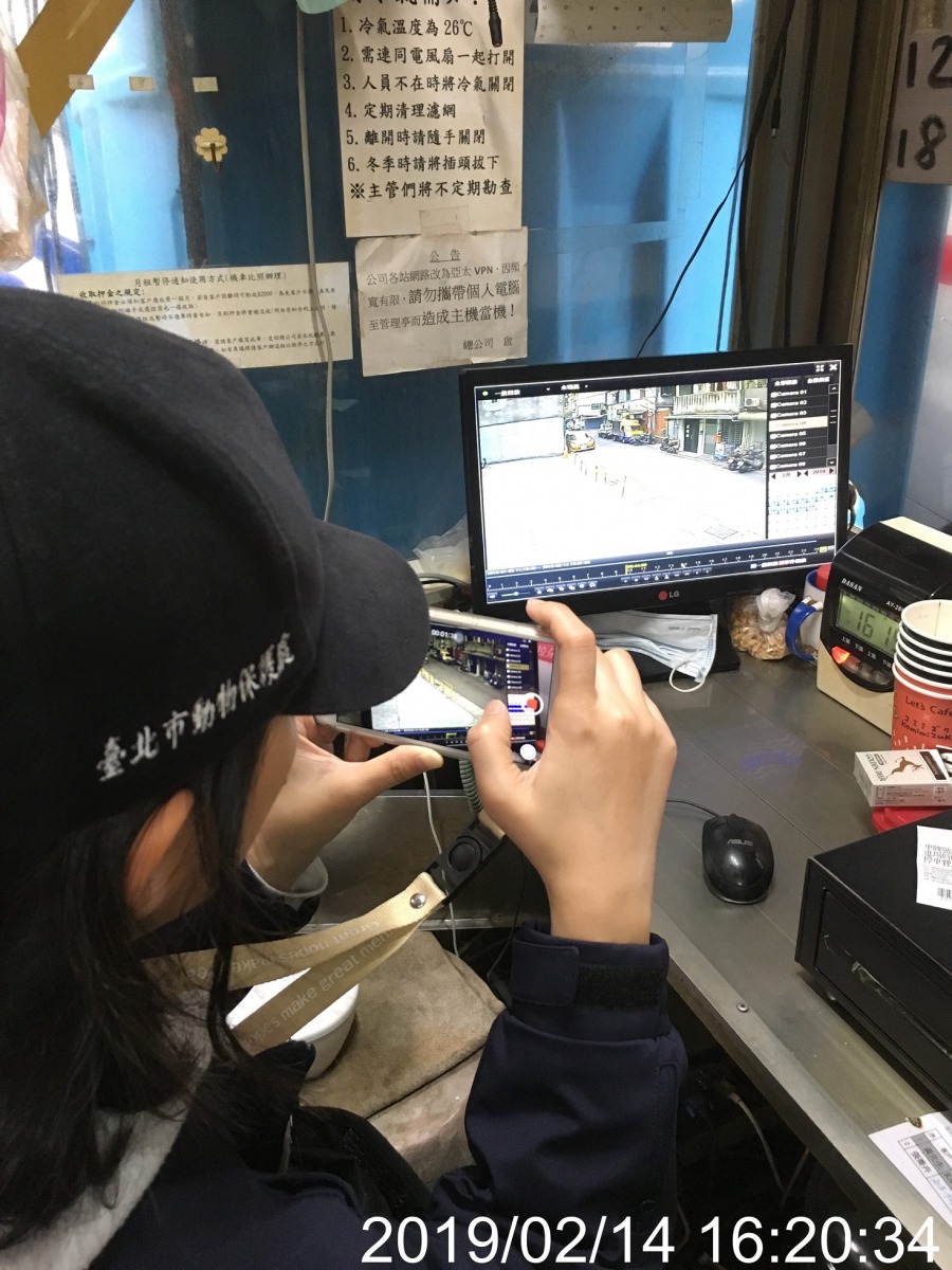 虐貓案件發生後動保員積極調閱附近監視器，並與警方共同偵辦中。 台北市動保處/提供