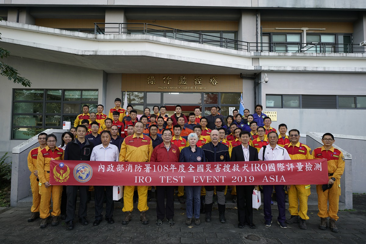 108年度搜救犬IRO國際評量檢測一共有50位領犬員帶著狗狗參加。 消防署/提供