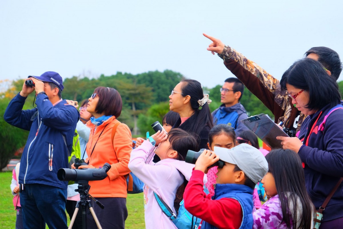 大農大富平地森林園區豐富多元的鳥類生態吸引大批民眾前來賞鳥。 花蓮林管處/提供