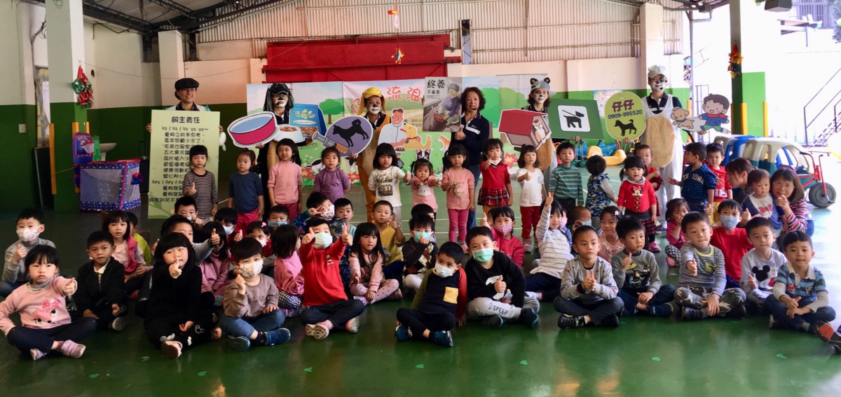 幼兒園的小朋友透過輕鬆詼諧的動保戲劇學習尊重及包容動物生命。 台中市動保處/提供