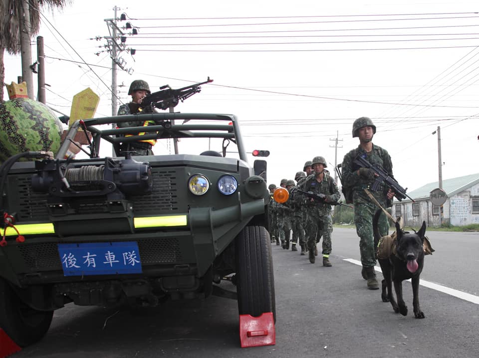 「HOLA」與官兵們一起上山下海。取自/陸軍司令部粉絲專頁