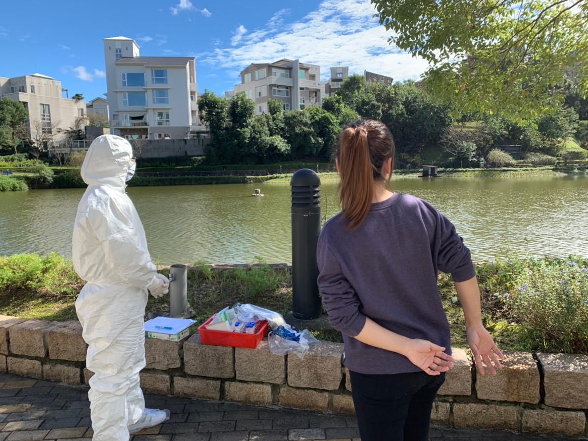 動保處防疫人員到水池進行訪視。 新北市動保處/提供
