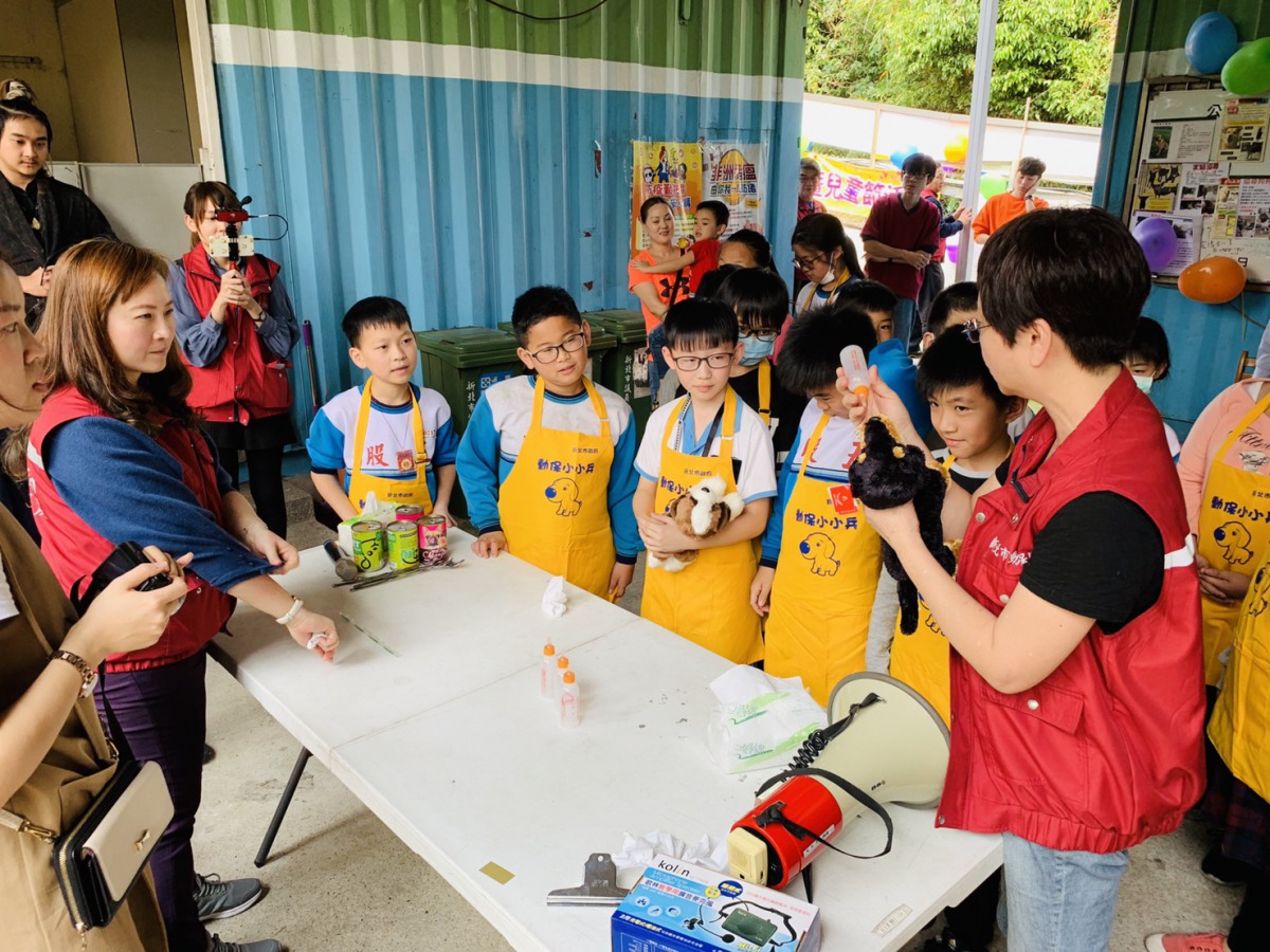 動保員教小朋友們如何正確餵飼動物。 新北市動保處/提供