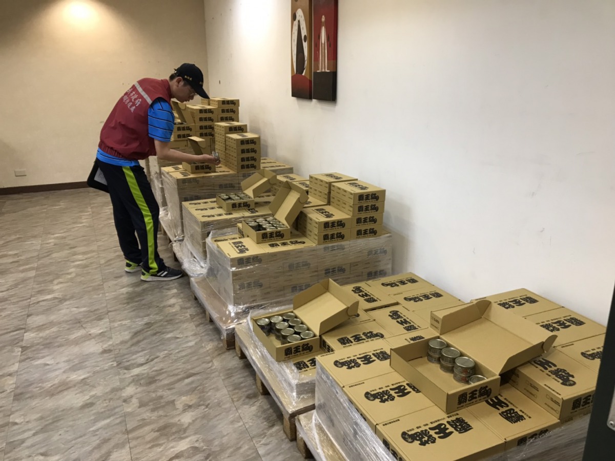 動保處人員仔細稽查「無膠」罐頭。 新北市動保處/提供