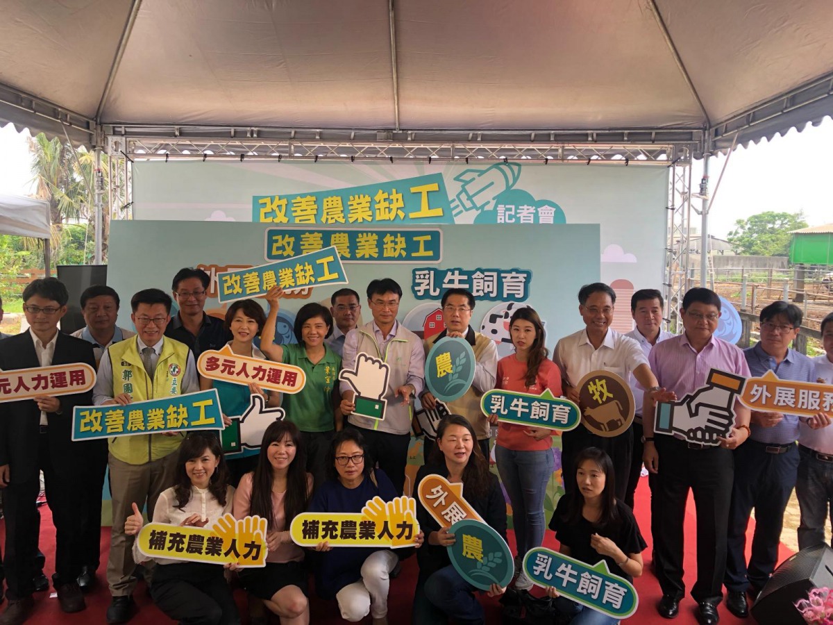 農委會宣布開放外國人從事乳牛飼育，藉此紓解缺工問題。 農委會/提供