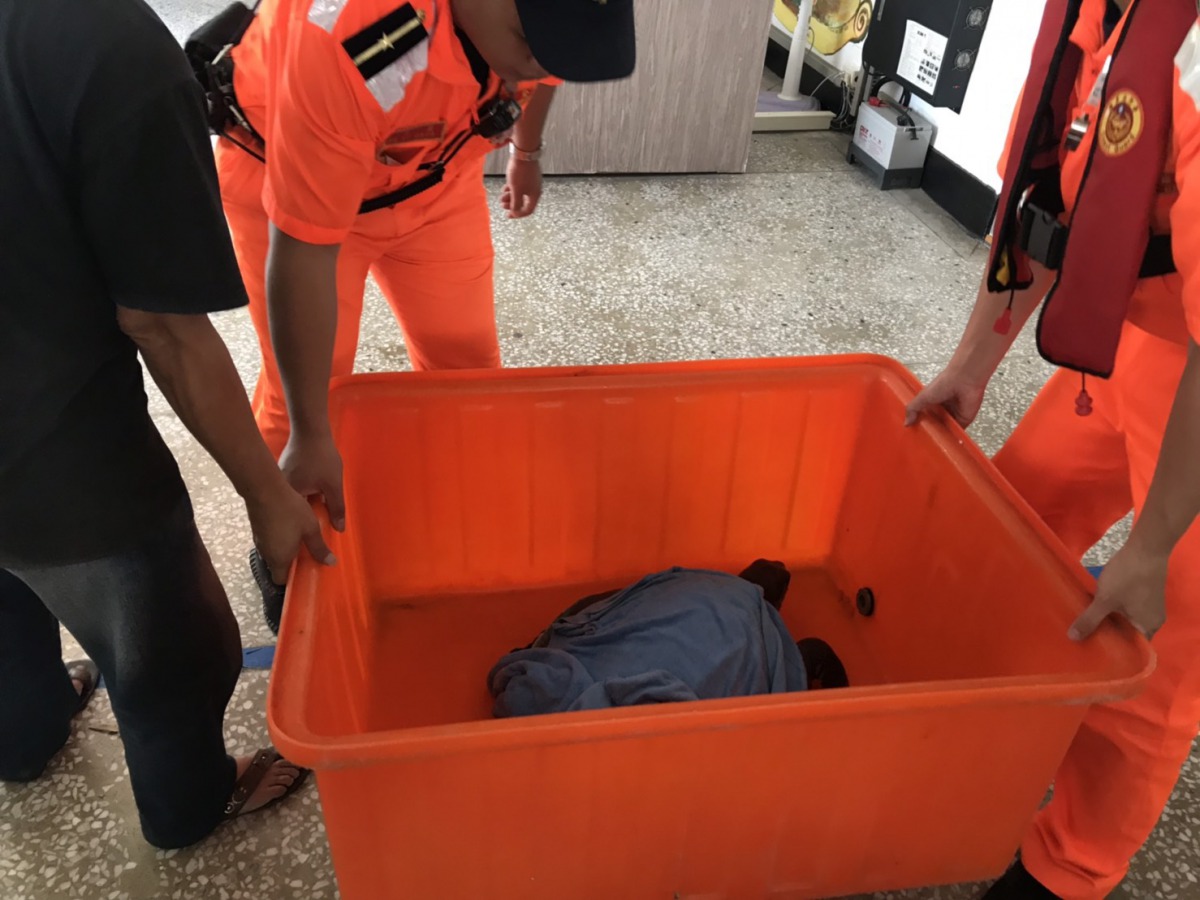 海巡人員細心照料稀有欖蠵龜。第十三岸巡隊/提供