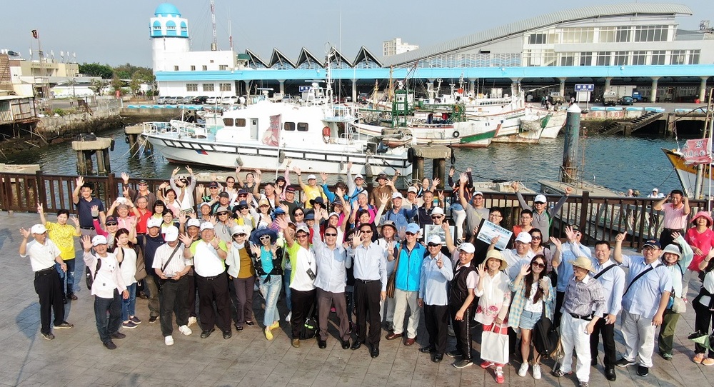 海巡署與民間團體共上百人一起出海找尋白海豚蹤跡。 海巡署/提供