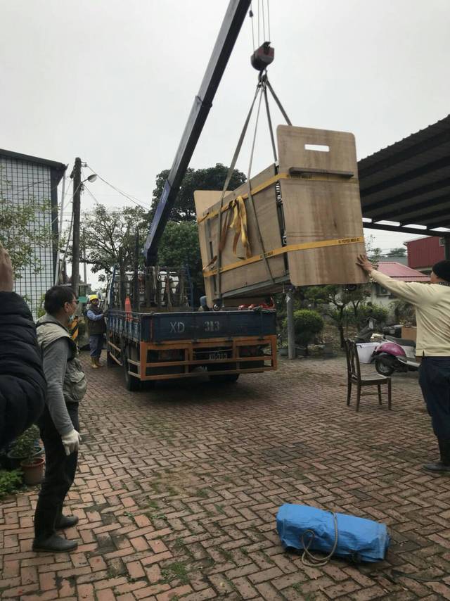 「平平」被吊掛上車移送壽山動物園。 屏東縣政府/提供