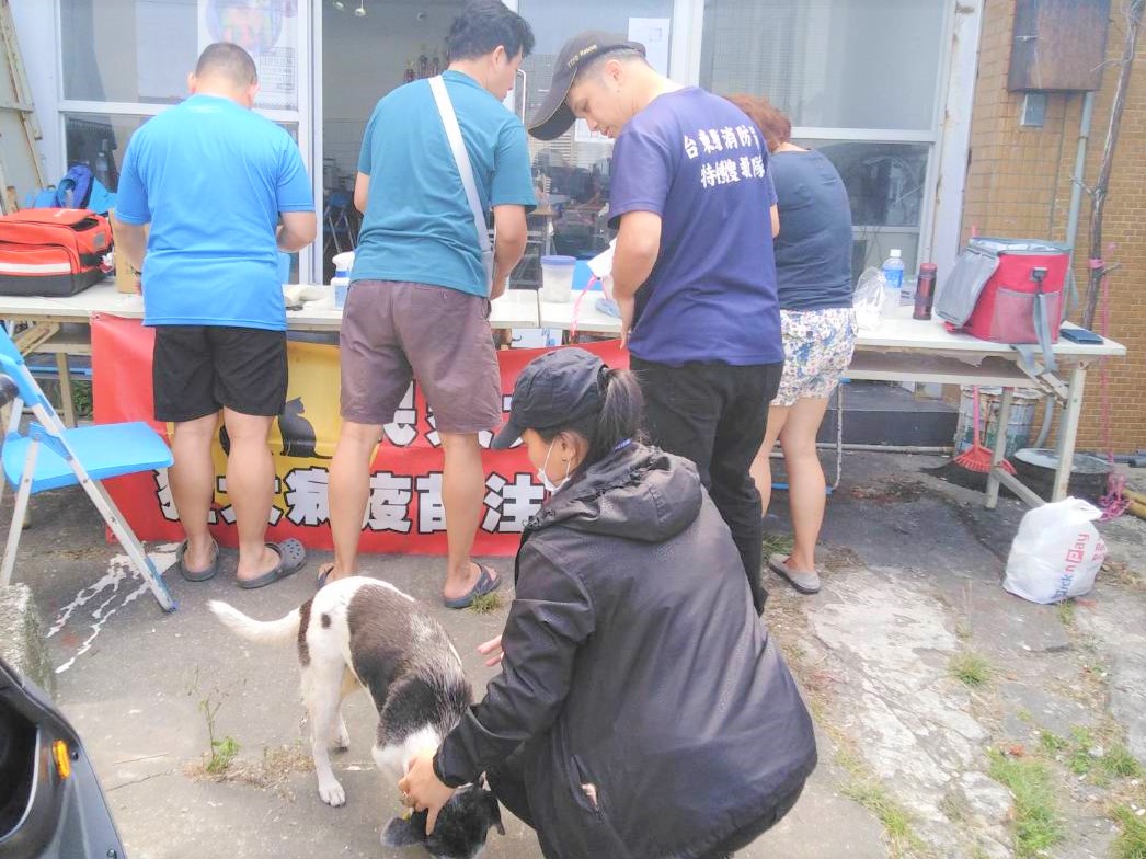 蘭嶼民眾相當踴躍參與免費疫苗注射活動。台東縣動物防疫所/提供