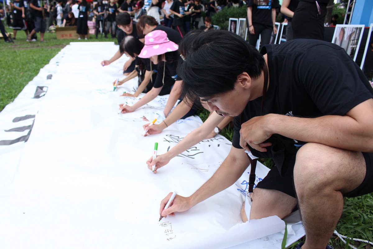 參與世界動物權利日的民眾一同簽名聯署動物權利宣言。 姚崇仁/攝