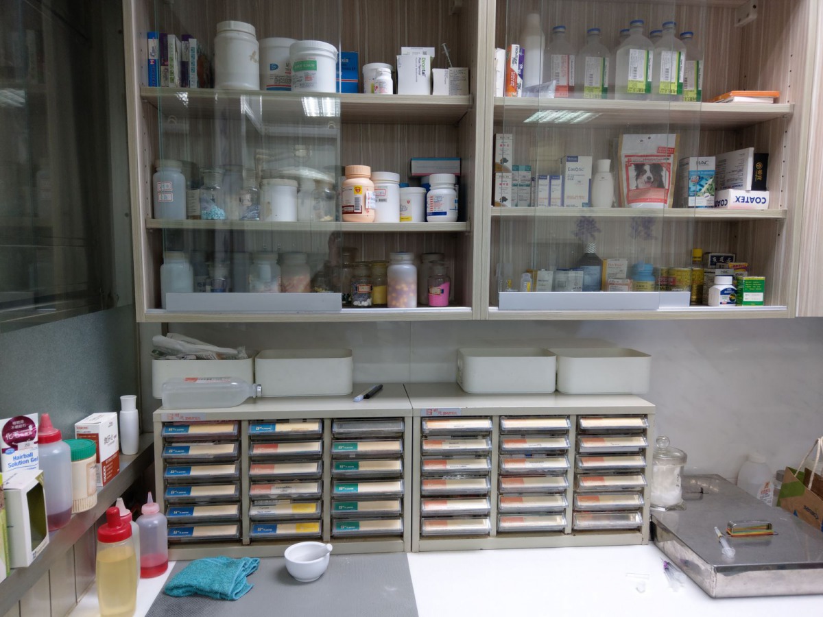 藥品必需放置在藥櫃，疫苗及必需冰存的藥品要保存在專屬冰箱，不可與食物冰在一起。 新北市動保處/提供