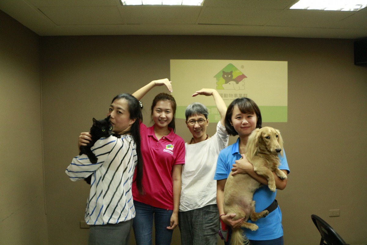寵物雙語小學請到寵物行為訓練師郭欣妮(右一)與貓咪訓練師黃語婕(左一)來為飼主上課。 全國動物醫院/提供