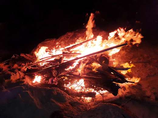 防疫人員將海漂豬隻屍體進行焚燒、掩埋。 金門縣政府/提供