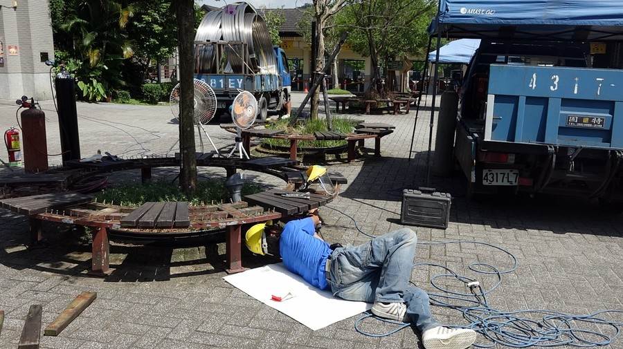 工作人員進行座椅設備更新的工作。 台北市立動物園/提供