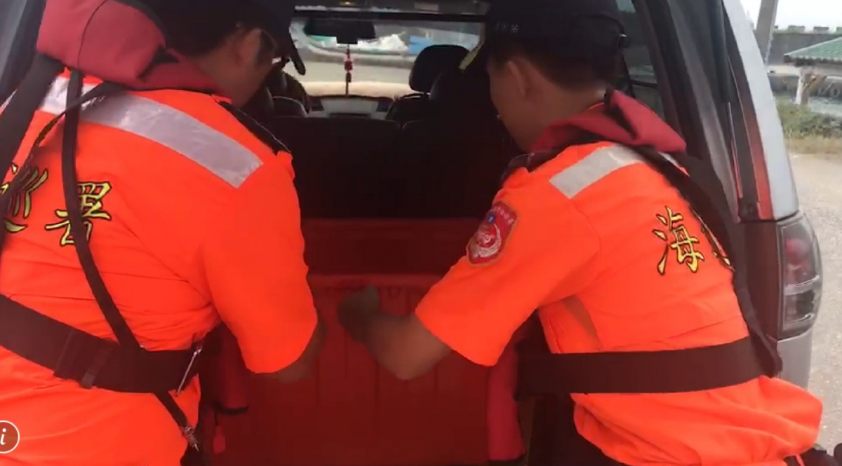 屏東農業處委託計程車將落難的玳瑁送往海生館收容安置。 第一三岸巡隊/提供