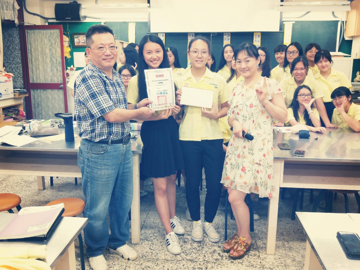 新北市動保處林鴻桂主任到景美女中頒發感謝狀。 新北市動保處/提供
