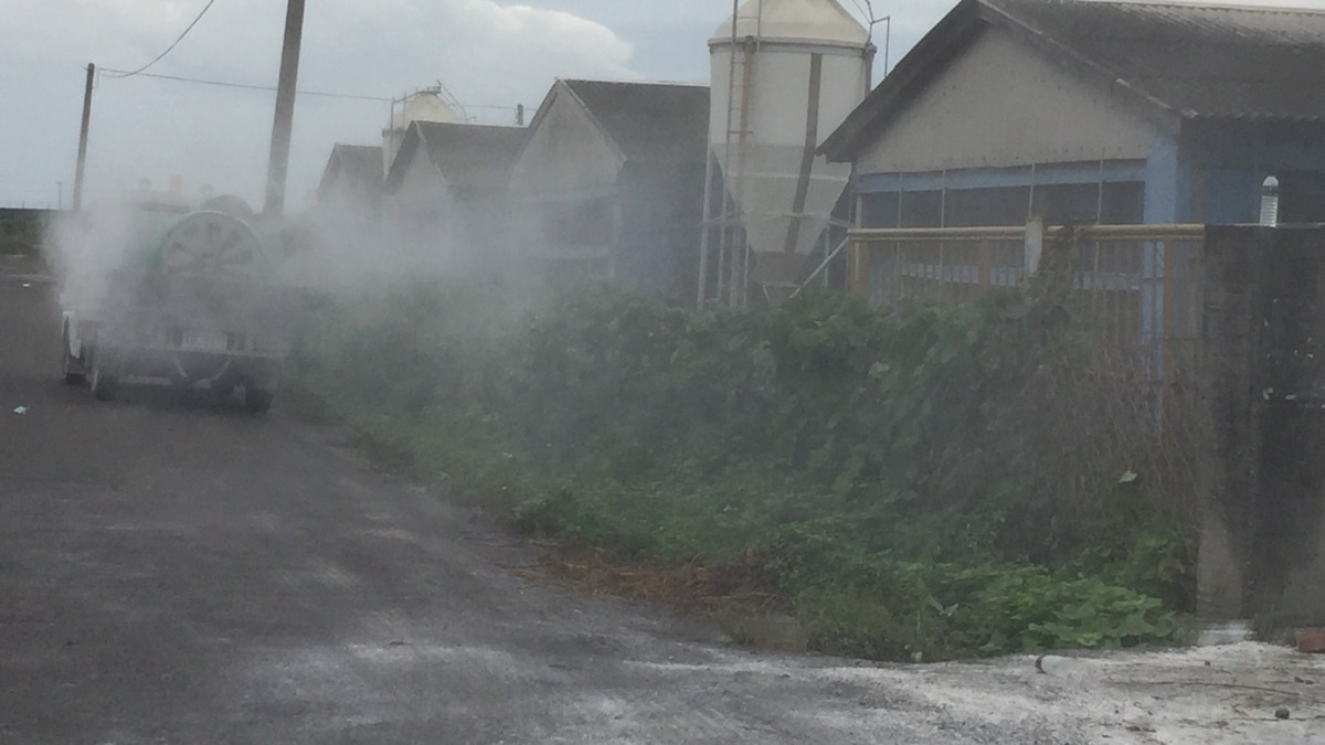 防疫所出動消毒車加強在養禽場密集區的周邊進行消毒工作。彰化縣動物防疫所/提供