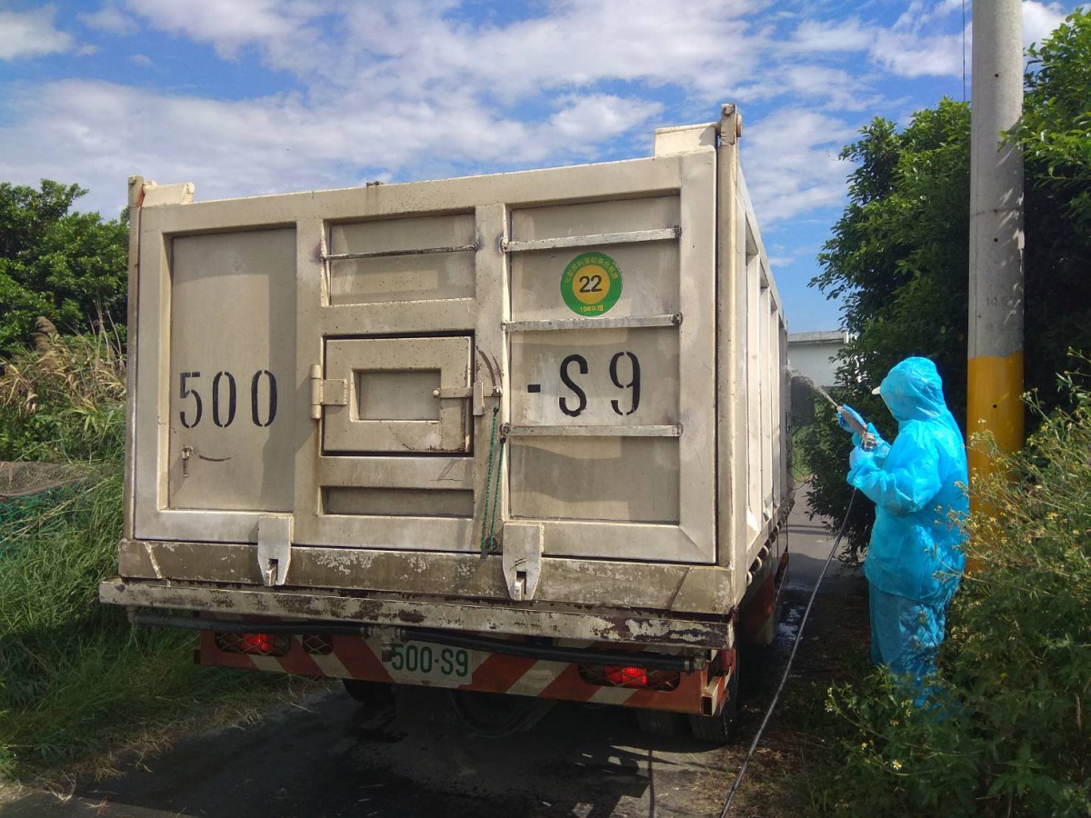 防疫人員進行案例的場內、進出車輛的消毒工作。彰化縣動物防疫所/提供