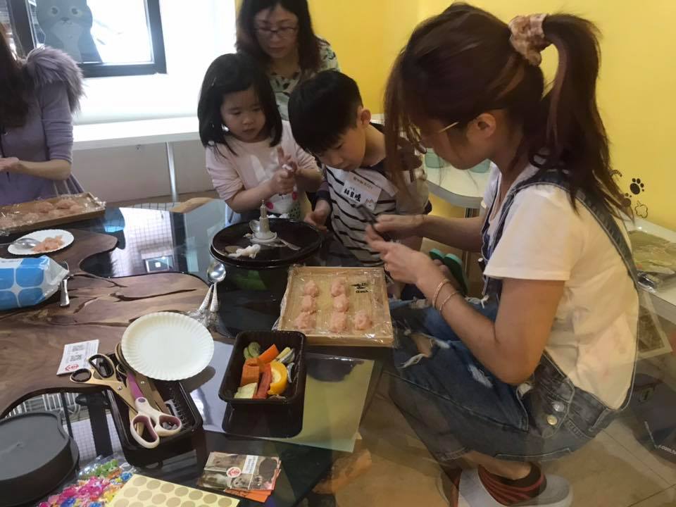 飼主自己動手做料理給動物吃就可以參加活動。 新北市動保處/提供