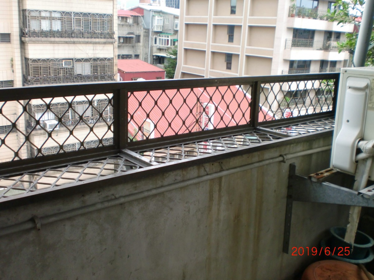 飼主家中陽台是無加裝防盜窗的女兒牆，容易導致意外發生。 台北市動保處/提供