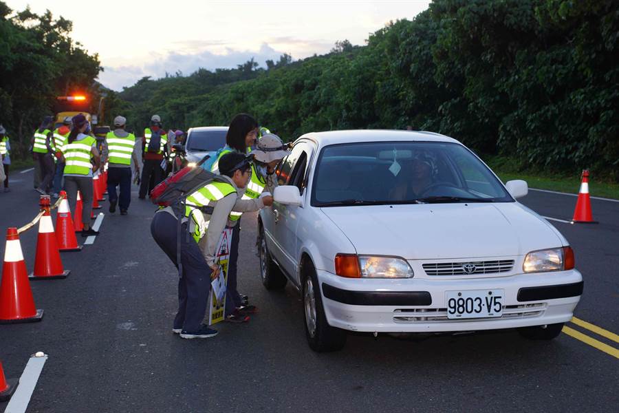 墾管處在陸蟹的繁殖期辦理交通管制，保護陸蟹媽媽平安通過馬路。 墾管處/提供