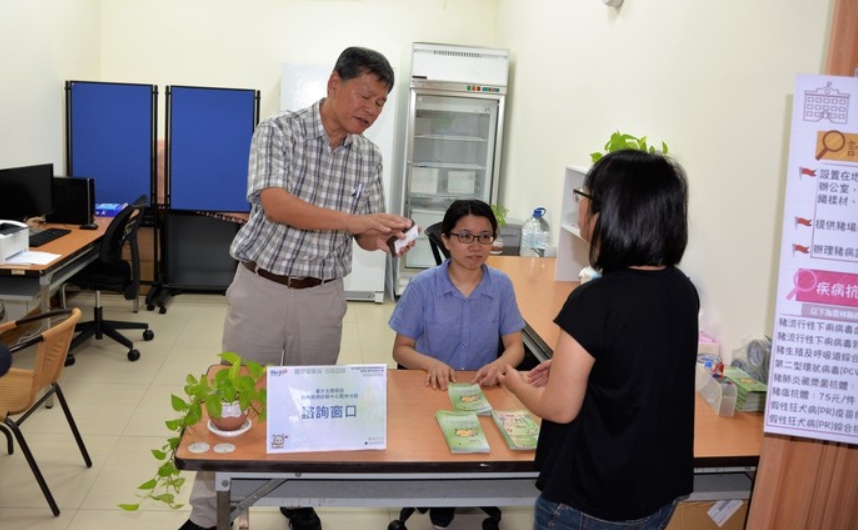 台大動物疾病診斷中心雲林分部提供養豬農關於豬隻疾病諮詢。 雲林縣政府/提供