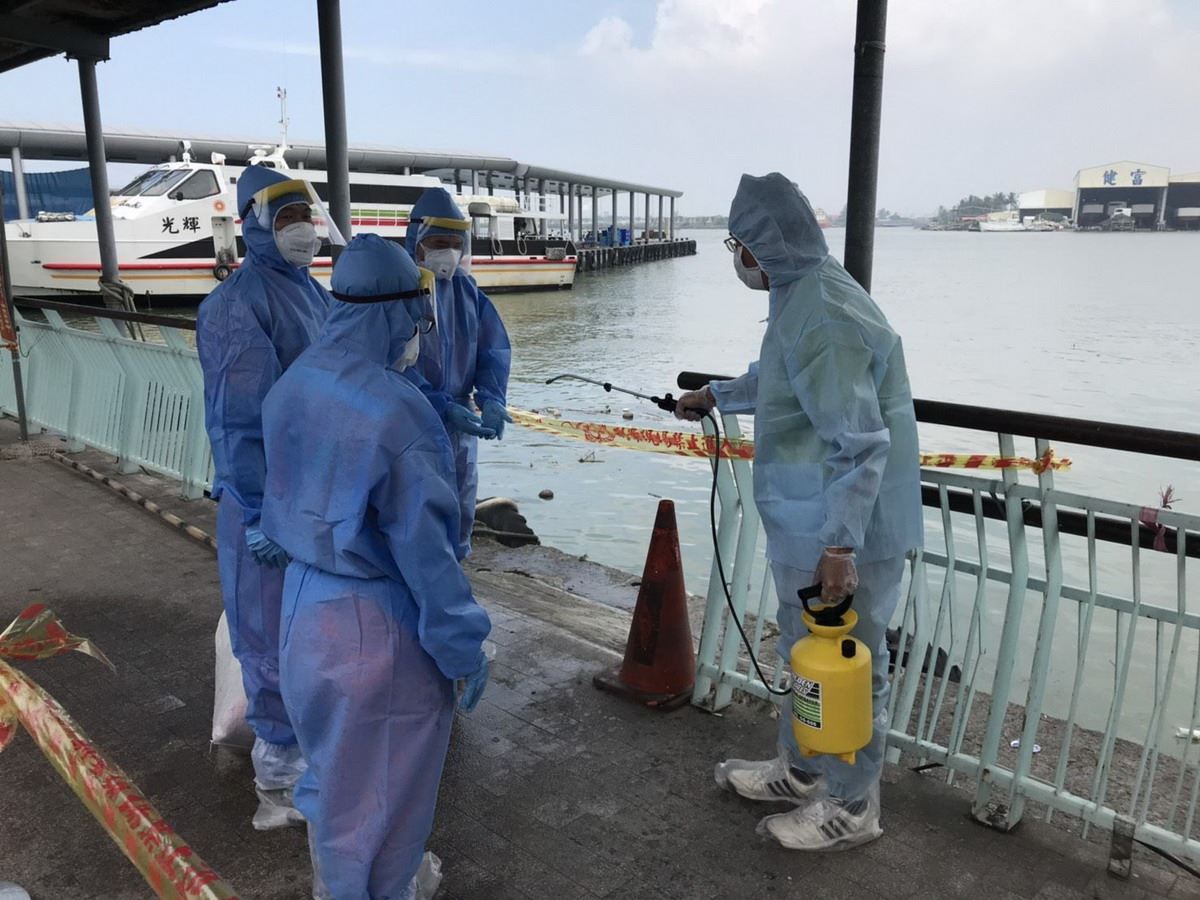 防疫人員在豬屍的發現地進行消毒作業。屏東縣動物防疫所/提供