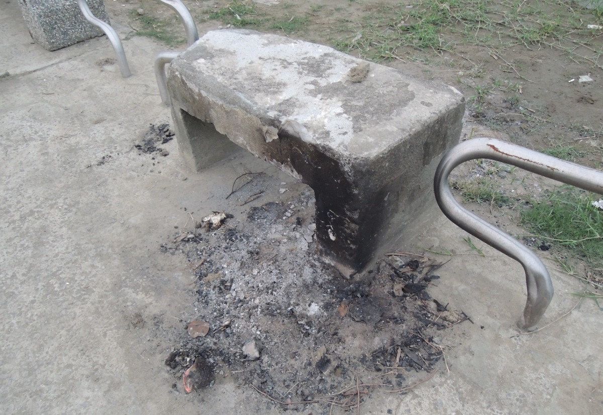 民眾在華江公園烤肉後造成設施毀損。 台北市動保處/提供