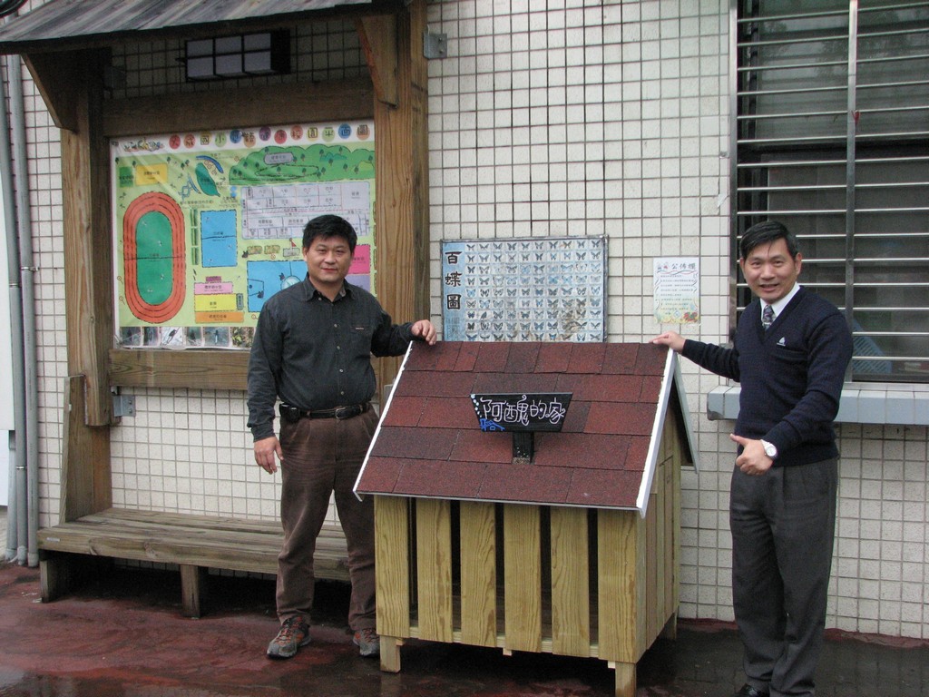 學校替「阿醜」打造一個家。 新北市動保處/提供