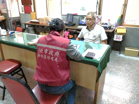 動保處派員協助廟方解決魚隻異常死亡的問題。 新北市動保處/提供