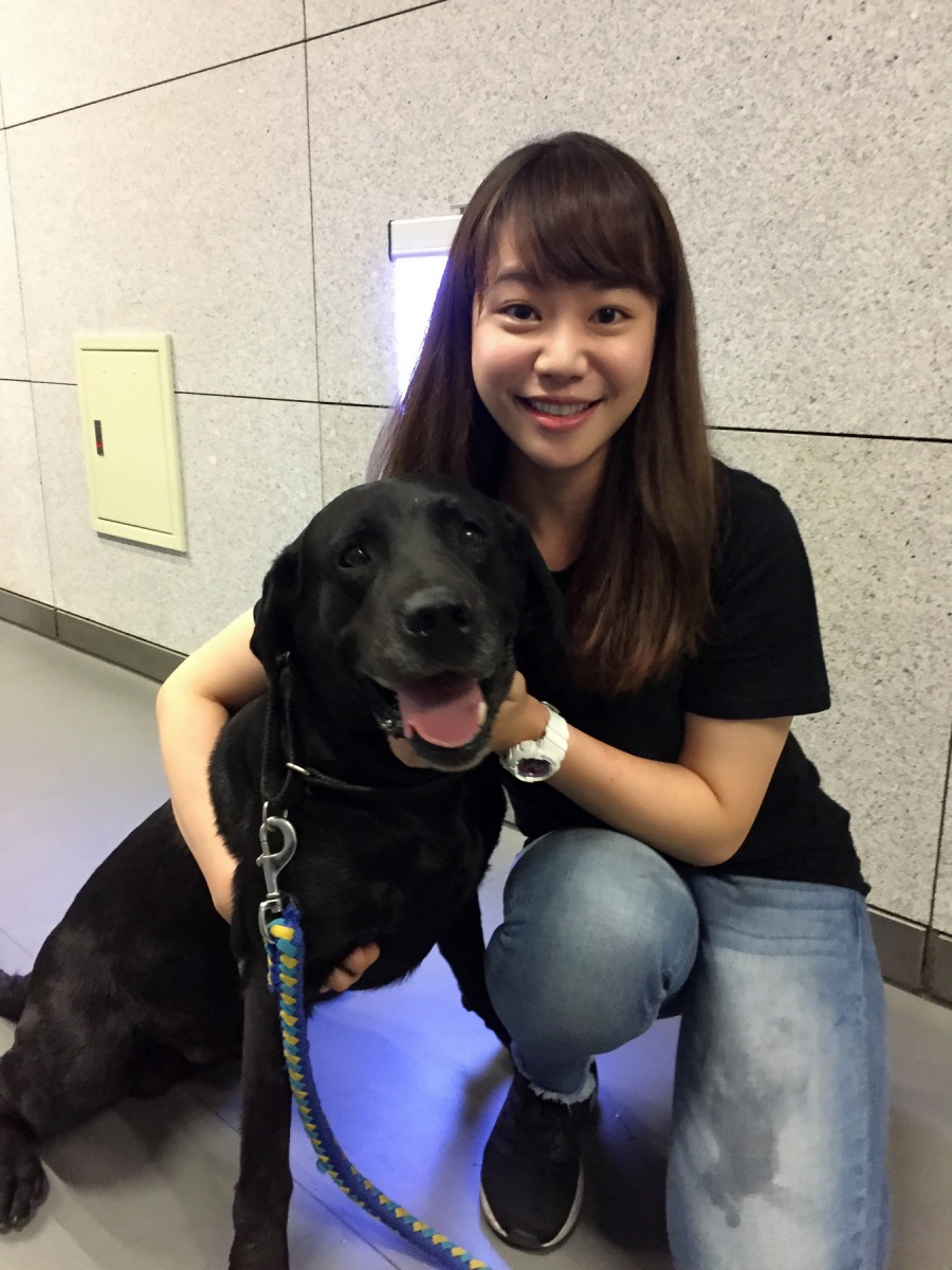 在台中防檢局實習的劉韋廷與緝毒犬。 劉韋廷/提供