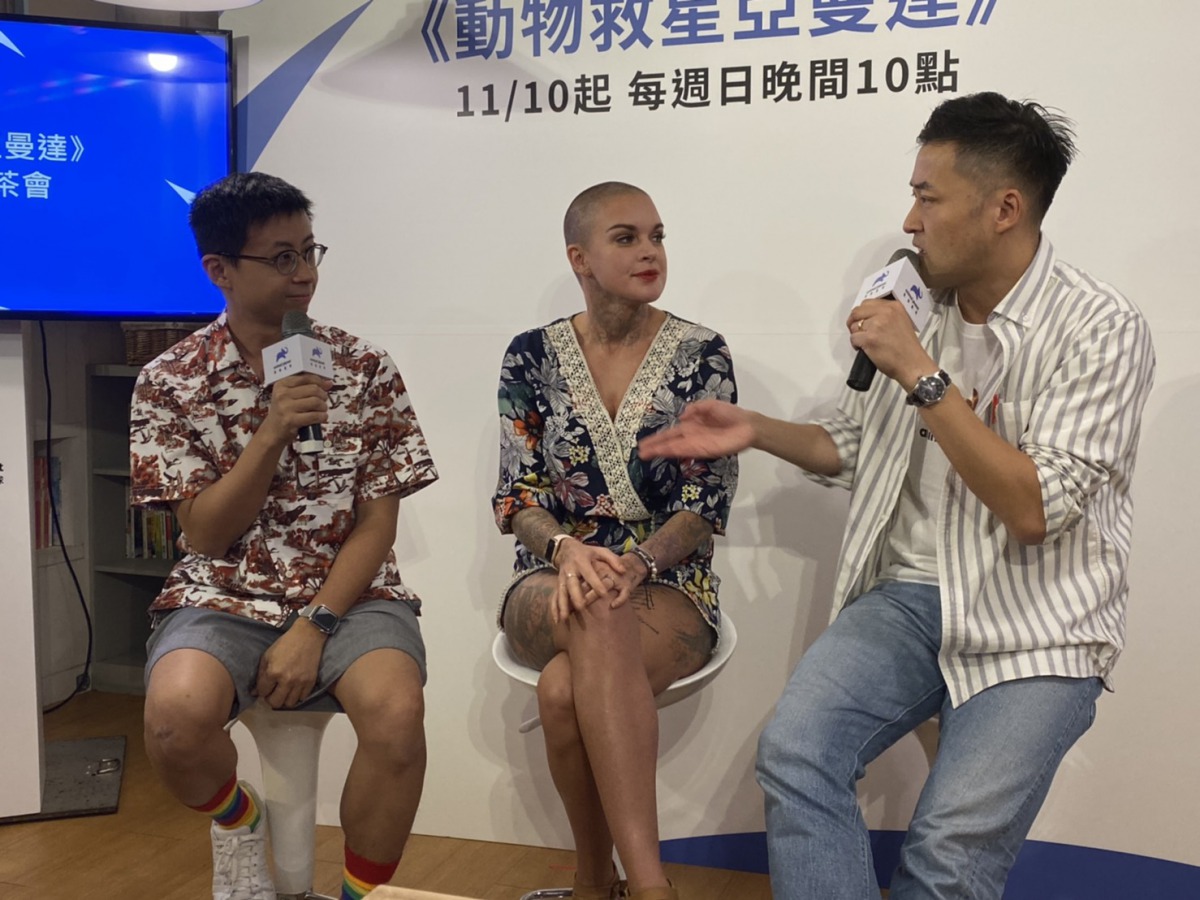 亞曼達(中)與呱吉(左)暢談動物救援經歷。 姚崇仁/攝