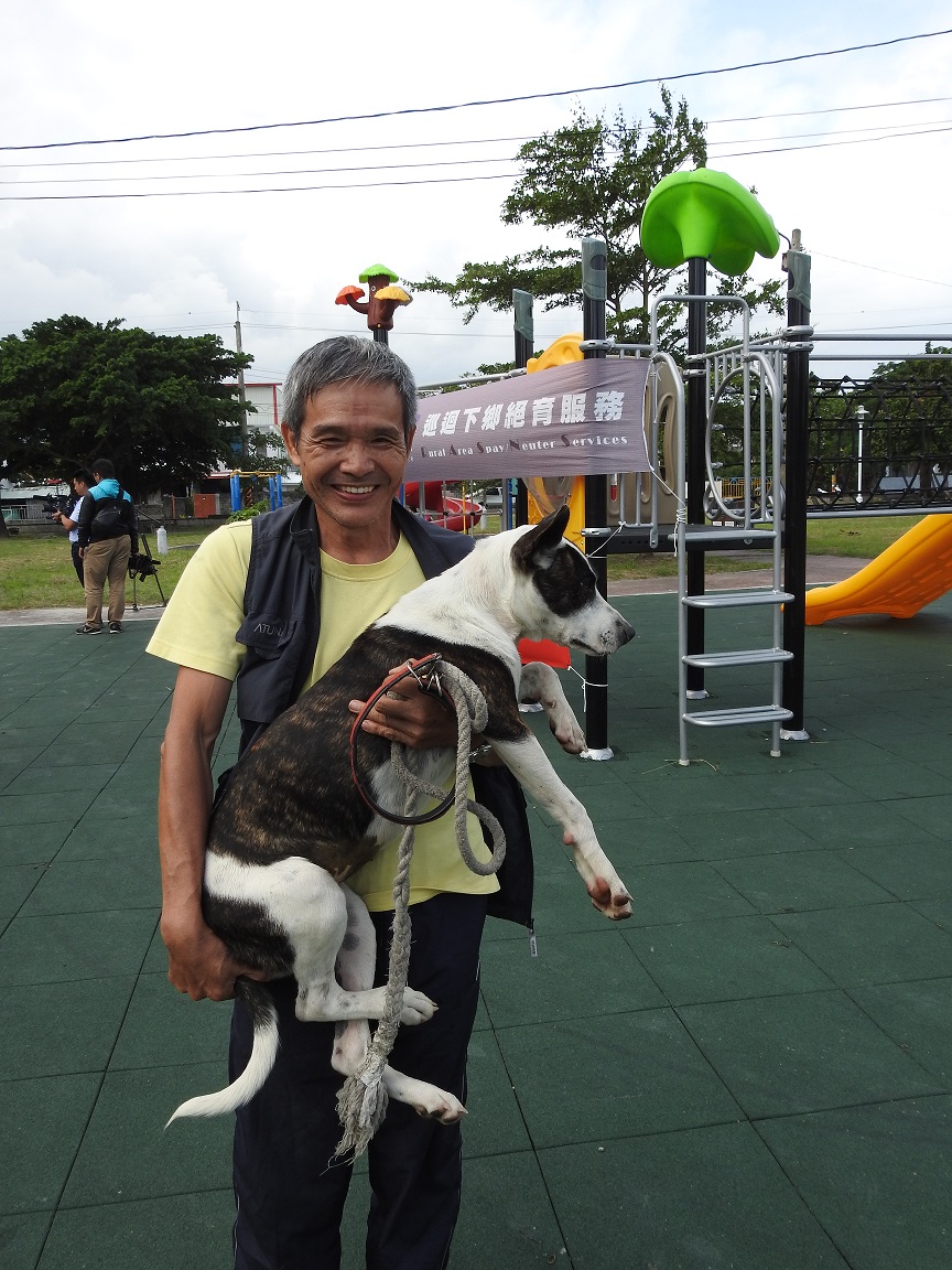 民眾帶著家犬前來做絕育。 台東縣政府/提供