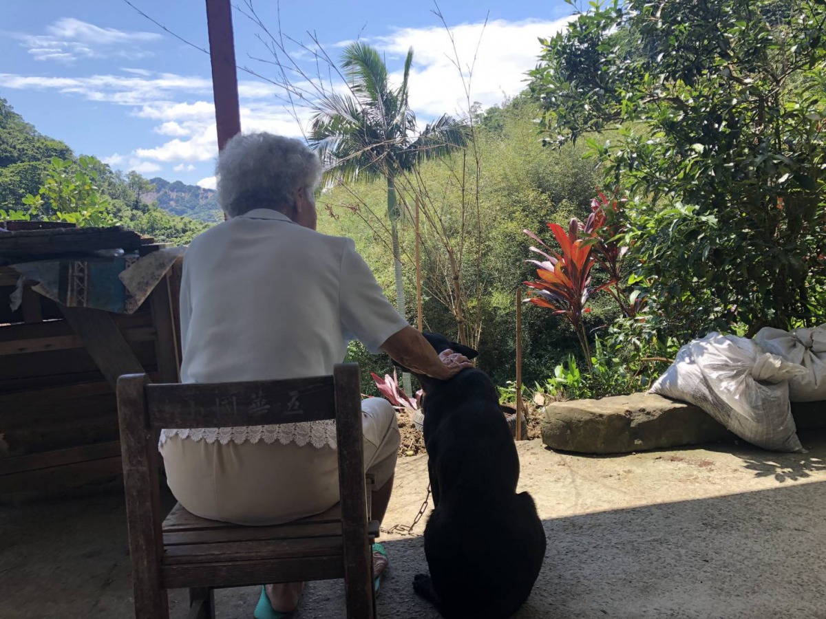 葉阿嬤與愛犬「黑皮」。 新北市動保處/提供