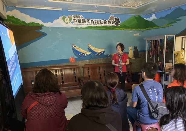 台大獸醫學博士楊姮稜醫師教民眾認識狗狗行為學。 姚崇仁/攝