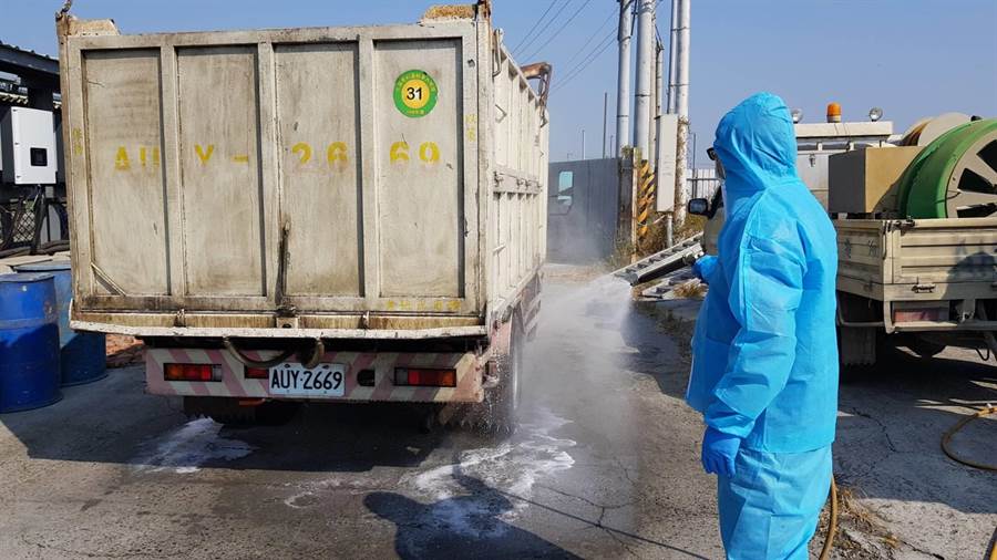 防疫人員針對鴨場周遭及車輛進行消毒作業。 彰化縣動物防疫所/提供