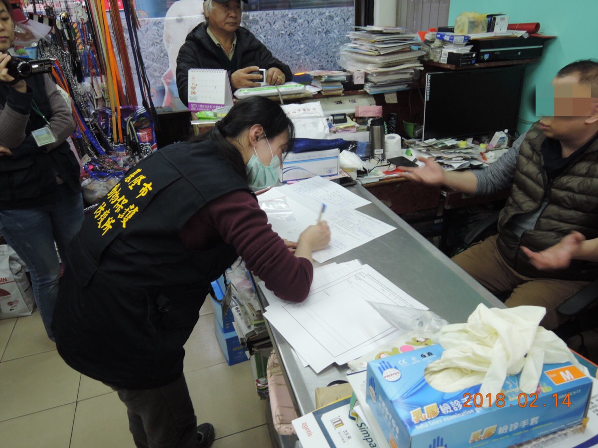 陳姓負責人聲稱為了延續父親所留下來的動物醫院，才會替動物看診。 基隆動防所/提供