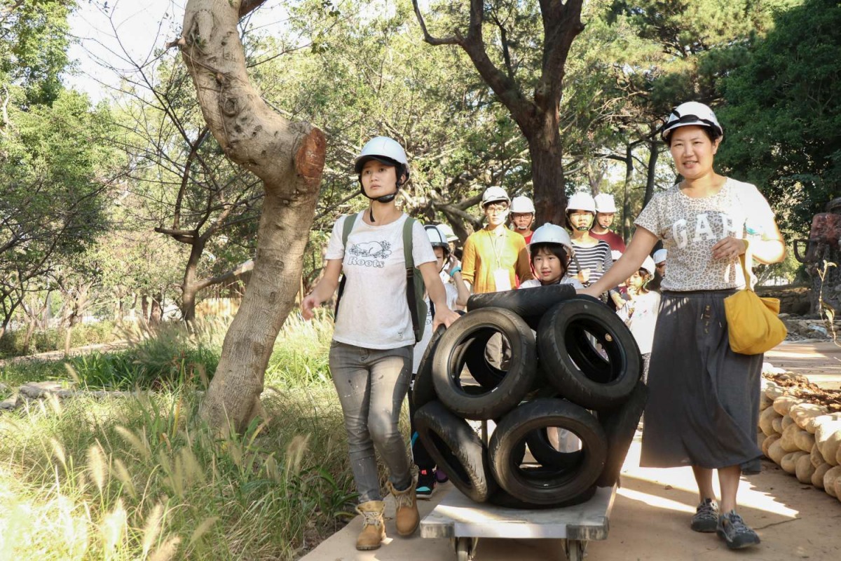 用廢棄輪胎製作馬來猴的運動設施。 新竹市政府/提供