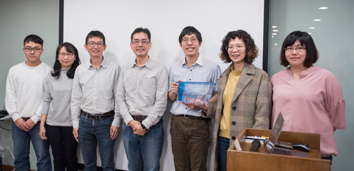 中研院研究員陳振輝(左4)與研究團隊發現動物的「再生記憶」可被改寫。 中研院/提供