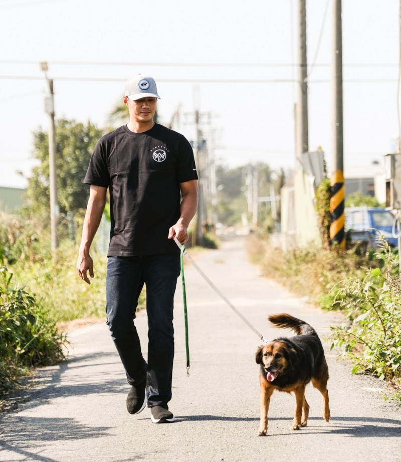 陳偉殷牽著浪浪到戶外散步。 國泰金控/提供