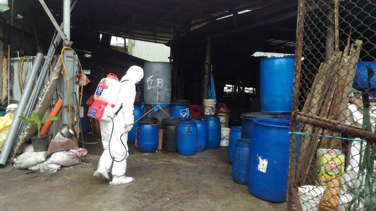 動保處輔導農戶進行環境擴大消毒作業。 新北市動保處/提供