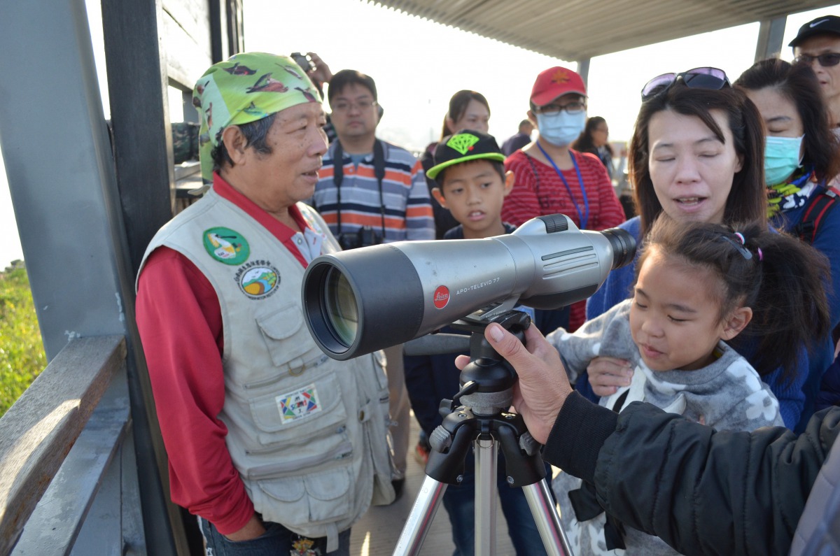 生態攝影師黃永豐擔任活動導覽員。 邱仁武/提供
