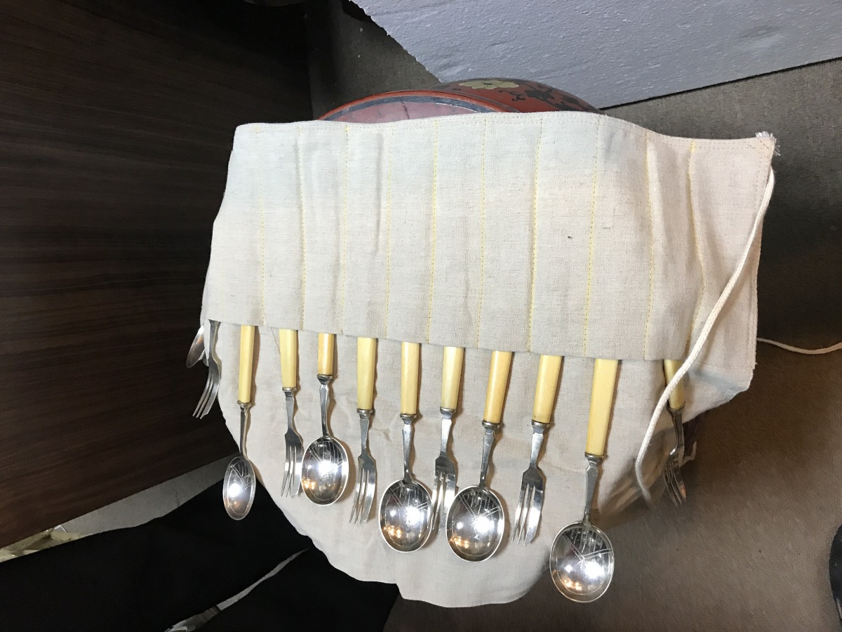 林務局先前查獲各式象牙製餐具。 林務局/提供