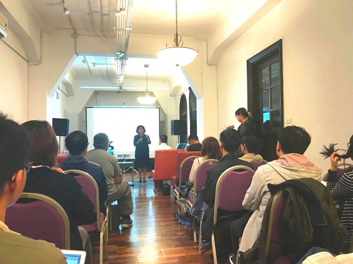 文學作家朱天心與發表會上民眾分享心得。 姚崇仁/攝