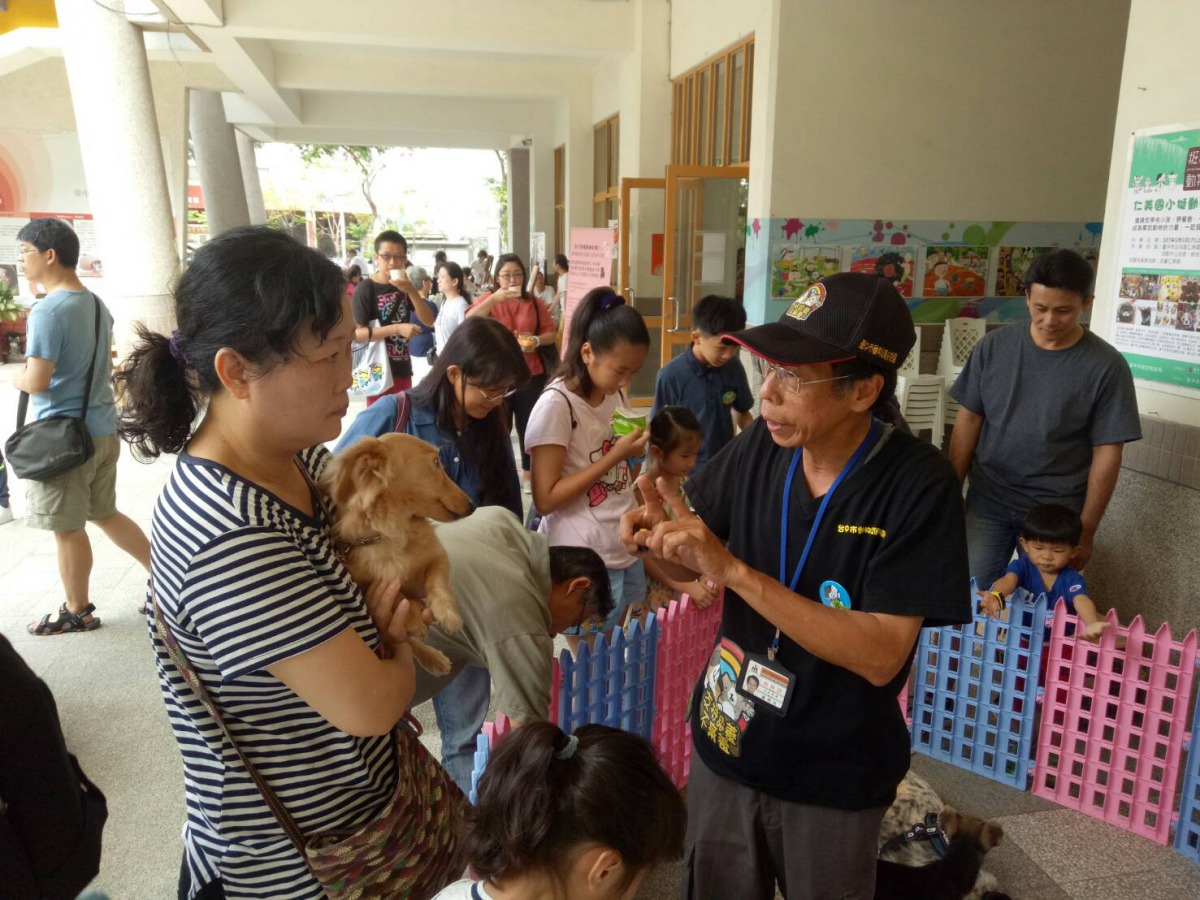 訓犬員在活動現場做犬隻飼養行為諮詢。 台中市動保處/提供