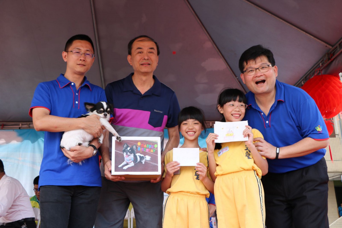 文聖國小「小V」舉辦生日會，特地邀請「娘家」新北動保處前來參加。 新北市動保處/提供