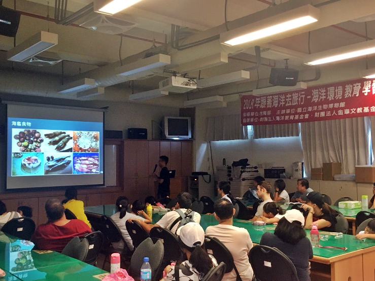 海生館向民眾介紹收容現況和海龜所面臨到的威脅。 海生館/提供