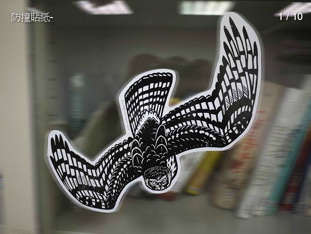 在窗戶上黏貼防撞貼紙可以降低窗殺的發生。 台灣猛禽研究會/提供