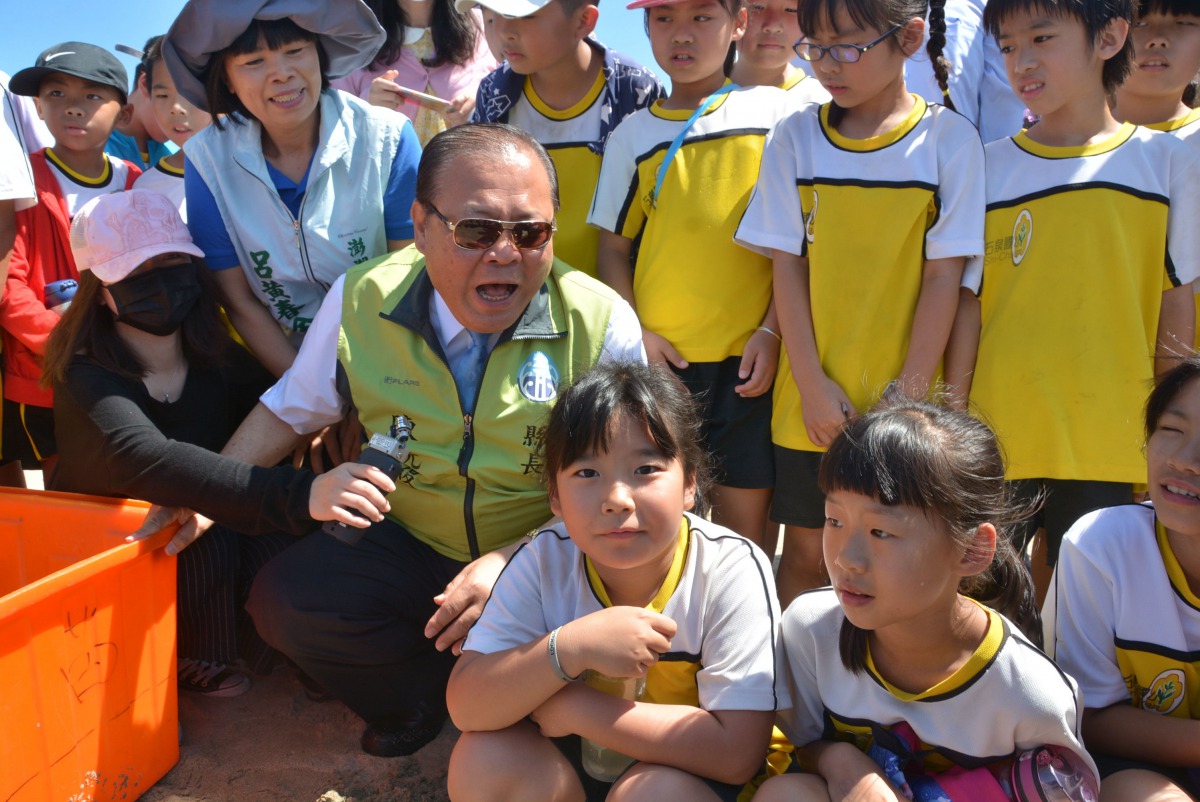 眾多孩童一起來蒔裡沙灘歡送海龜們回到大海。 澎湖縣政府/提供